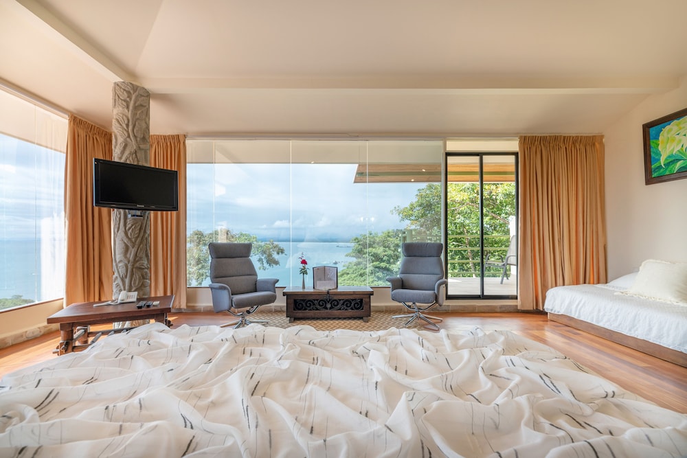 Vista Suite with Panoramic Ocean View - Photo 15