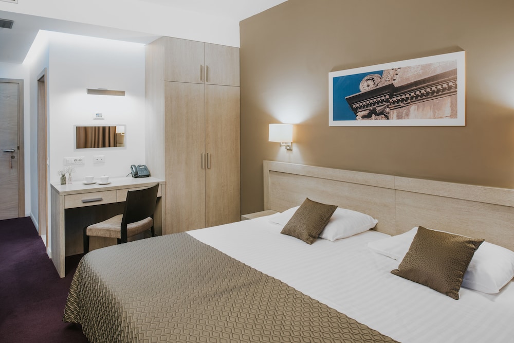 Standard Double Or Twin Room, Balcony, Sea View - Photo 3