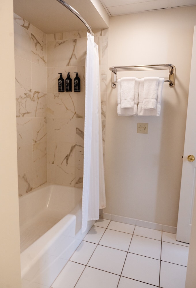 Queen Room (24/7 Front Desk) - Photo 9