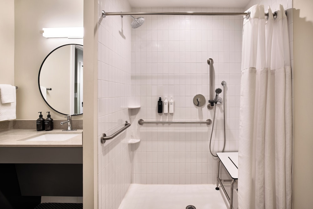 Suite, 2 Bedrooms (Mobility Accessible, Roll-In Shower)