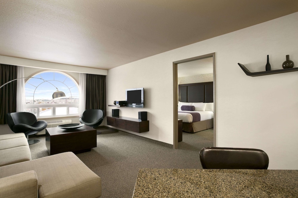 PREMIUM KING SUITE WITH FIREPLACE