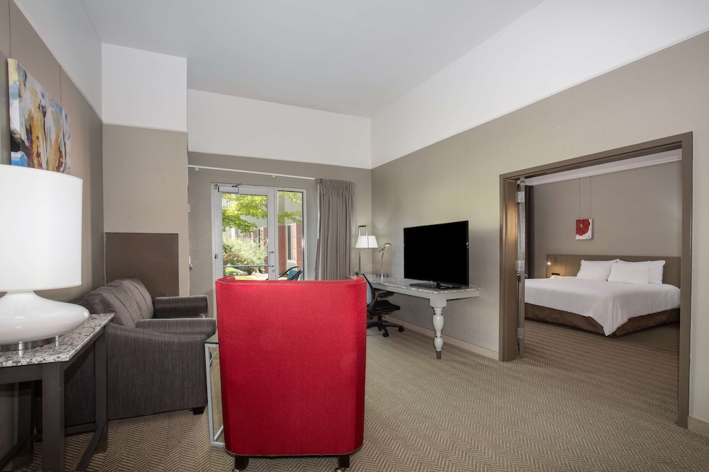 Suite, 1 King Bed - Photo 3