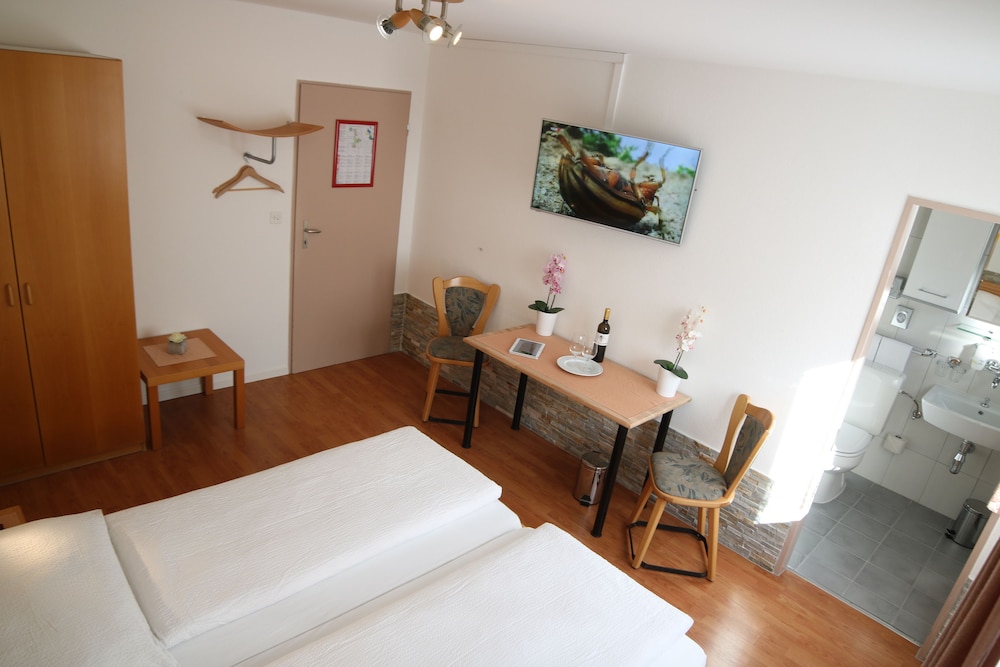 Economy Double Room, 1 Bedroom, Non Smoking, Mountainside photo 3