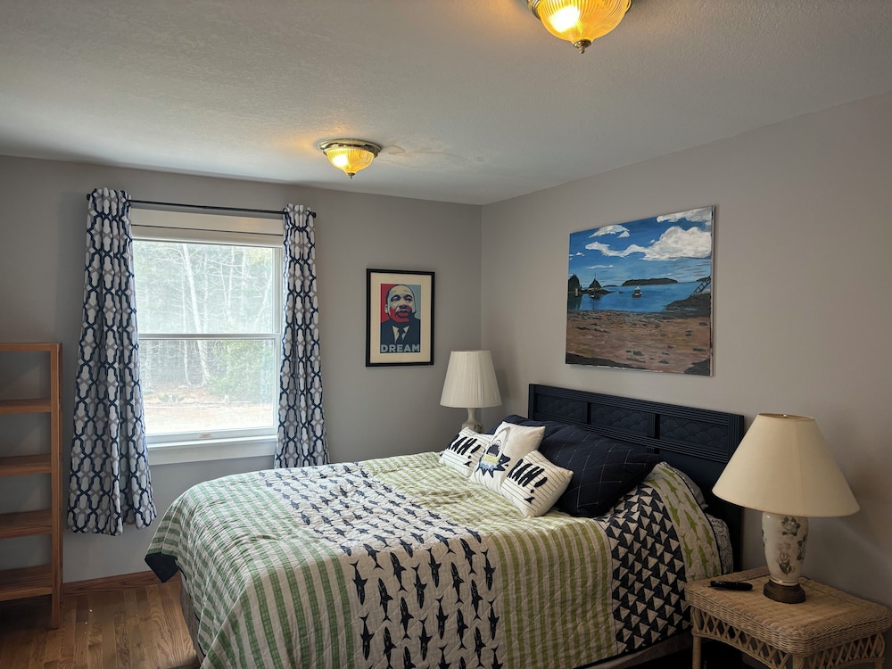 Room, 1 Queen Bed, Shared Bathroom photo 1