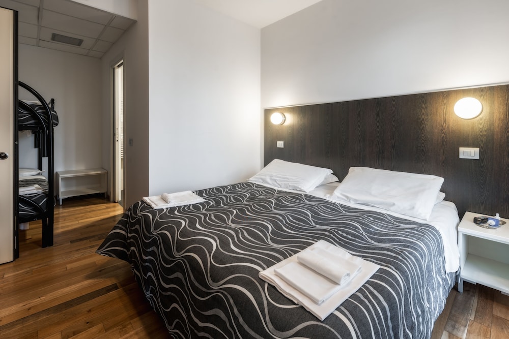 Comfort Triple Room, Ensuite (Galileo Galilei ) photo 2