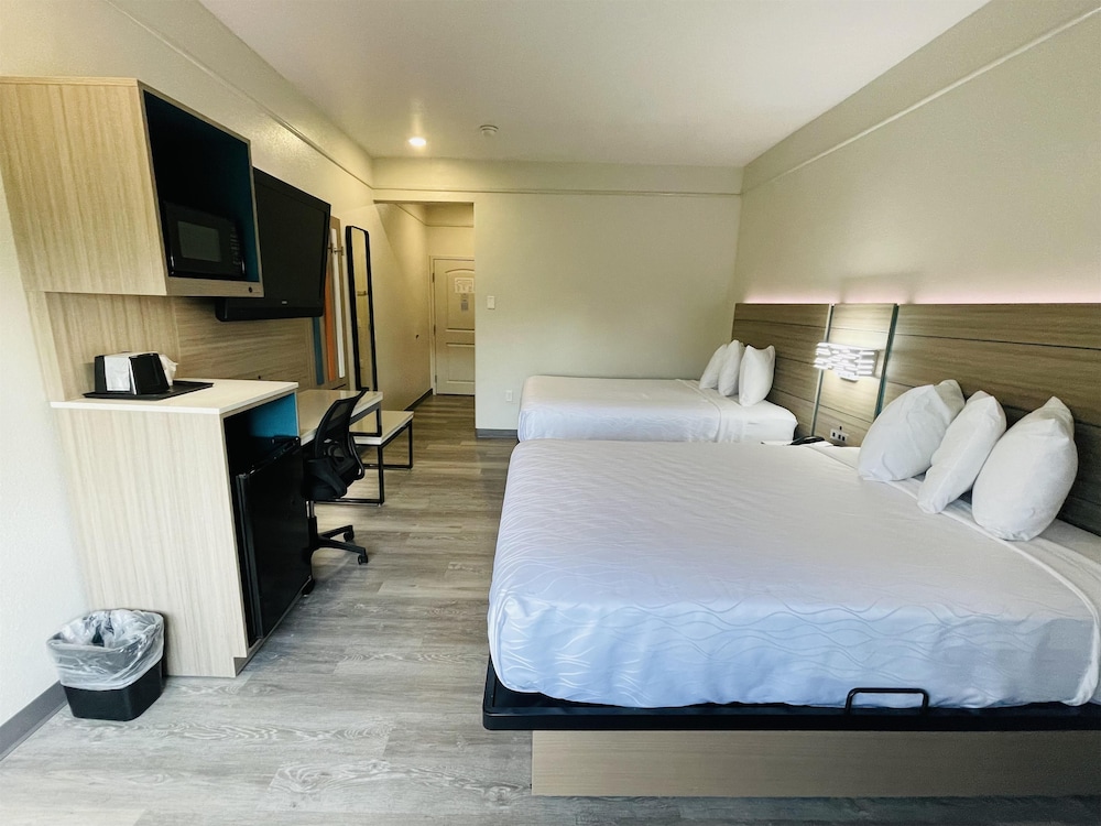 Room, 2 Queen Beds - Photo 1