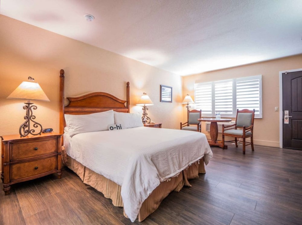 Deluxe Room, 1 Queen Bed, Patio photo 2