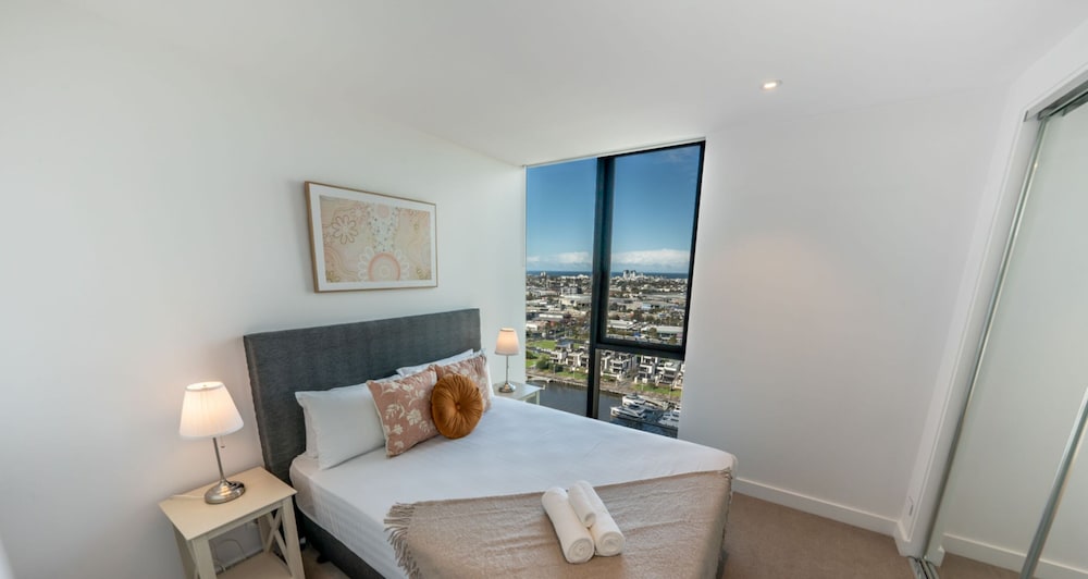 Two-Bedroom Two-Bathroom + Study Apartment with Harbour View - Photo 2
