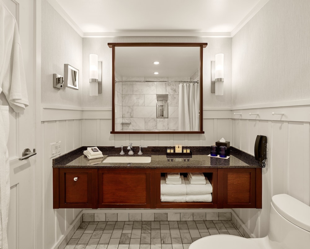 Suite, 1 King Bed (Fellows)