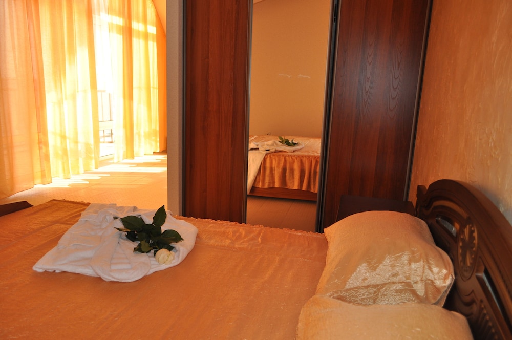Suite, 1 Queen Bed With Sofa Bed photo 2
