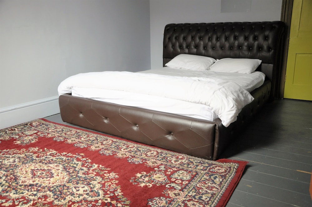 Standard Studio, Non Smoking, Shared Bathroom (Queen Room) photo 1