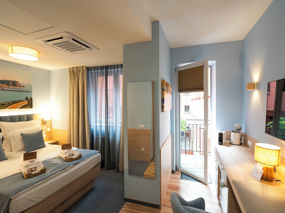 Comfort Room, Non Smoking, Balcony - Photo 1