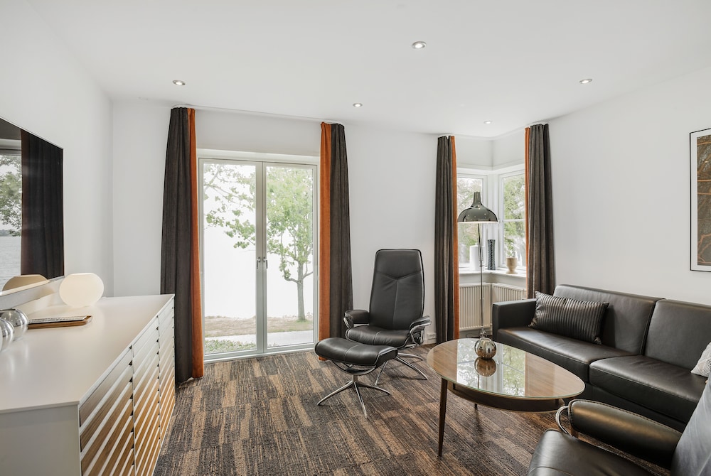 Suite, Jetted Tub, Lake View - Photo 7