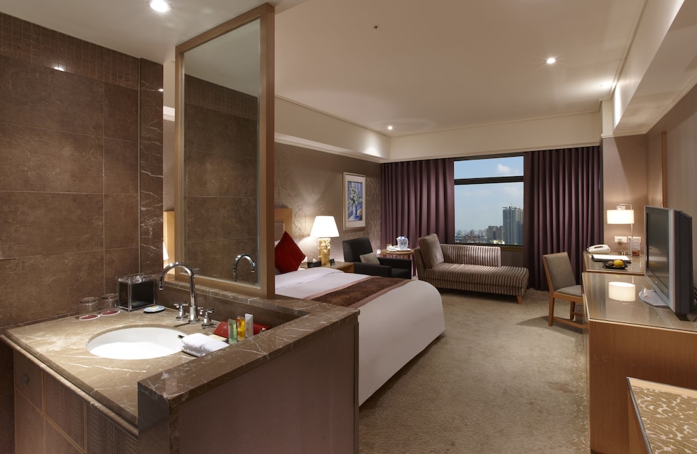 Deluxe Room, 1 Queen Bed - Photo 2