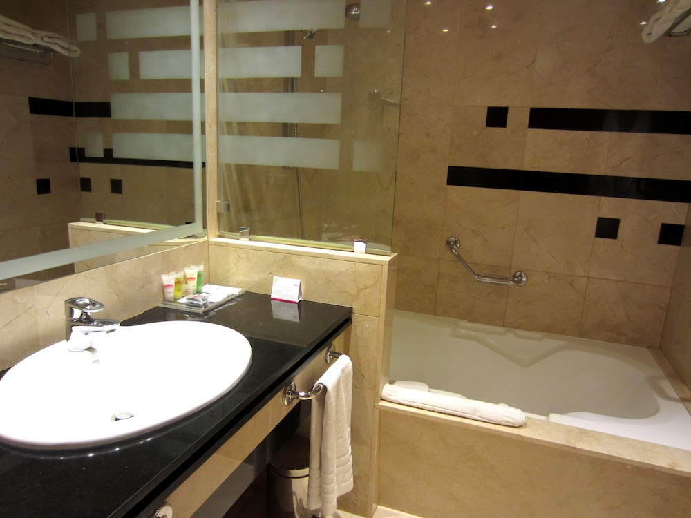 Family Room (2 Adults + 2 Children) - Photo 5