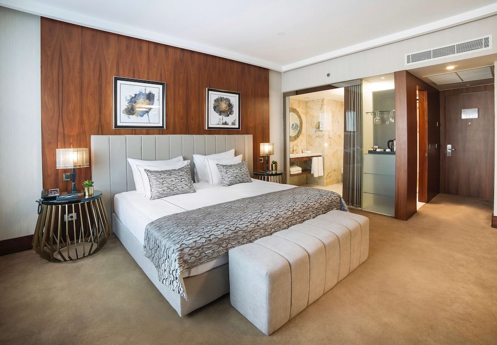 Superior Corner Suite photo 2