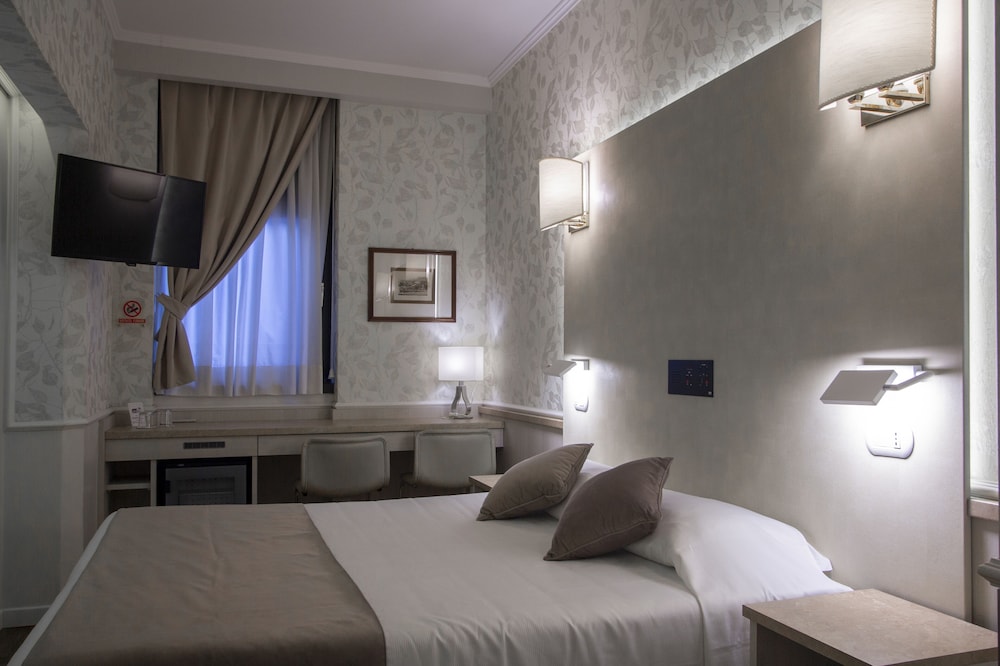 Double Room Single Use thumbnail 6