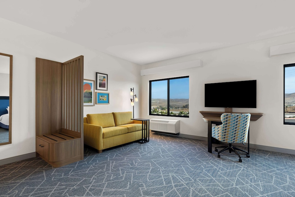 Studio, 1 King Bed, Accessible (Roll-In Shower)