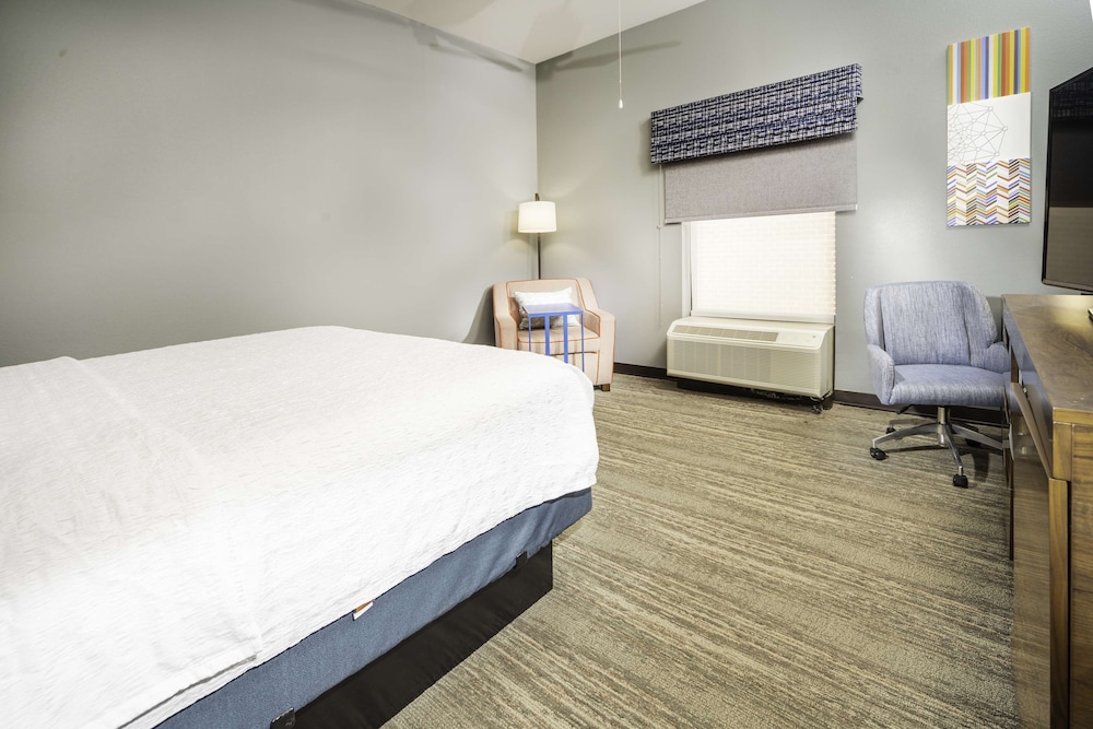 One King Bed, Non-Smoking, Accessible - Photo 5