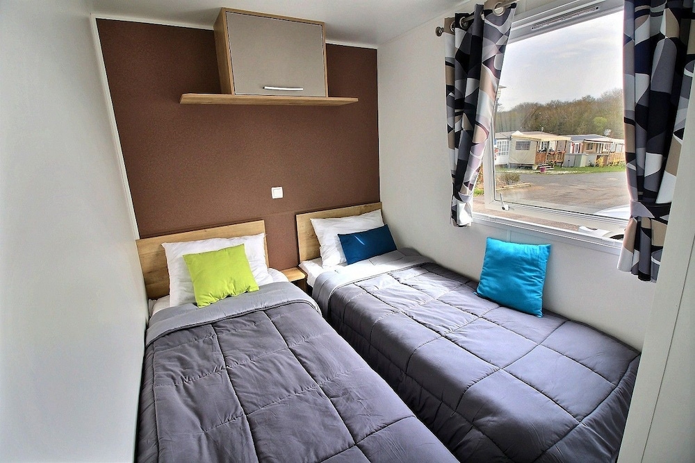 Mobile Home, 2 Bedrooms (425) photo 3