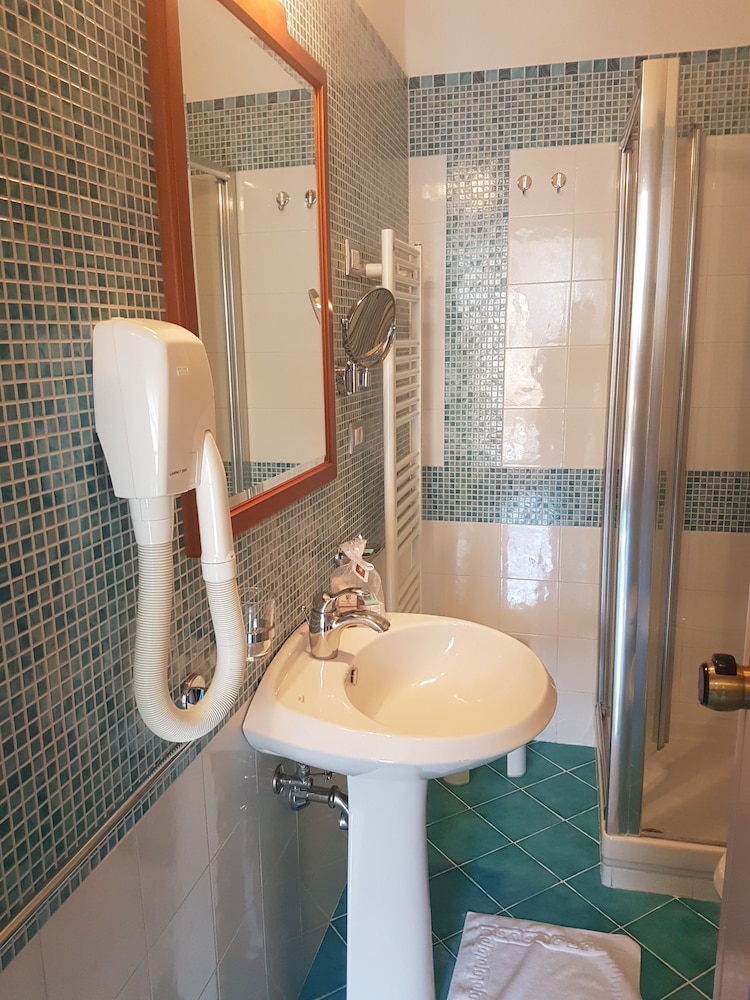 Standard Room - Photo 9