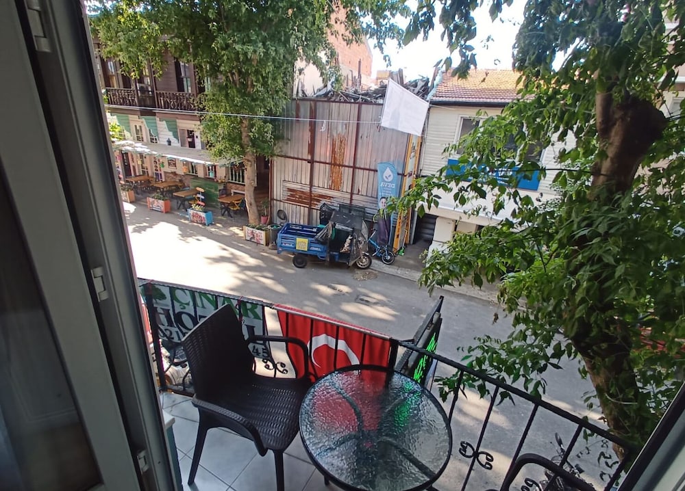 Comfort Room, 1 Queen Bed, Smoking, City View