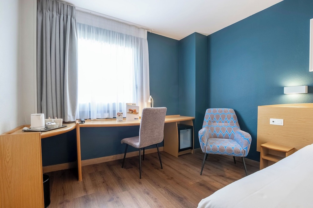 Room - Photo 21