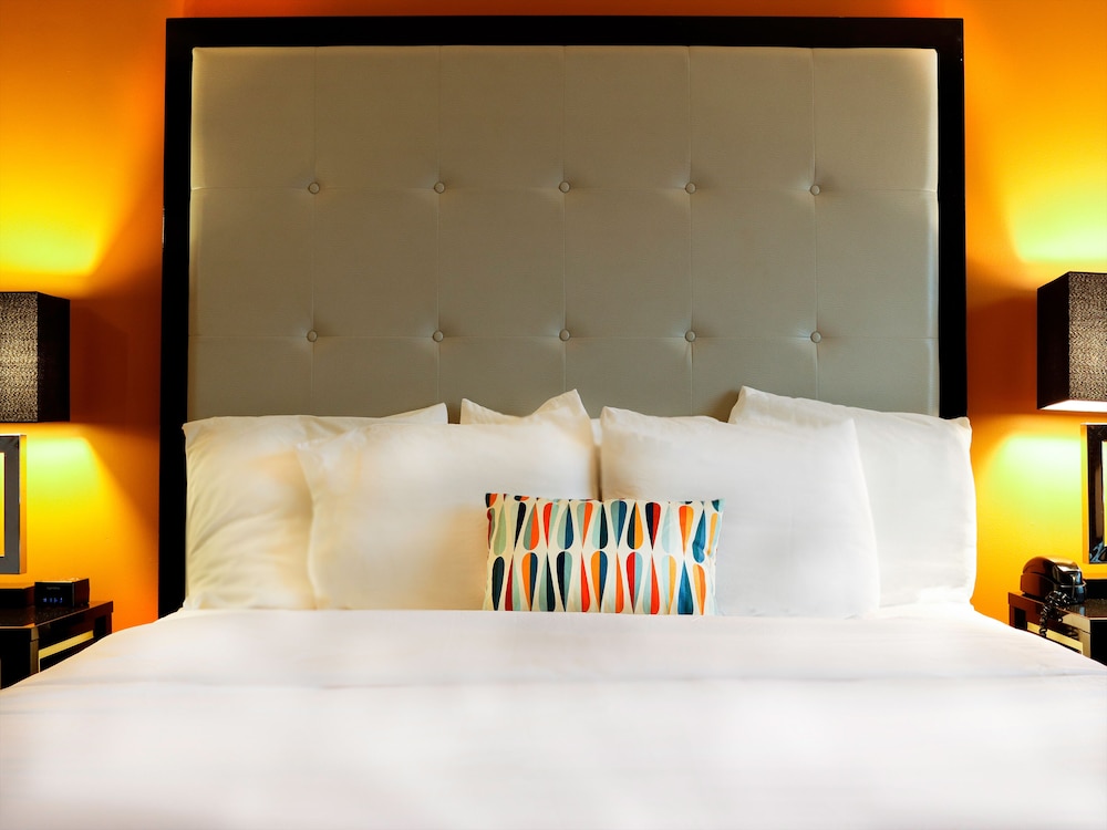 Signature, Standard Room, 1 King Bed, Refrigerator & Microwave photo 3