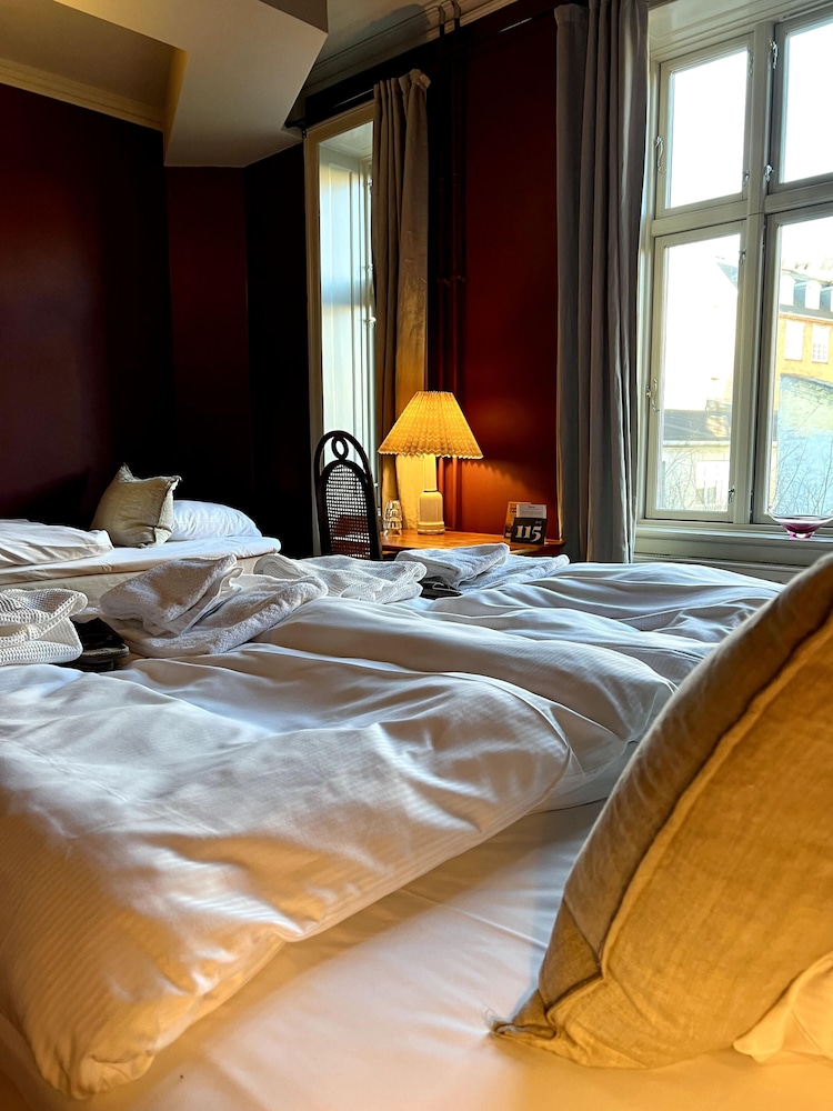 Family Triple Room, 3 Twin Beds, Shared Bathroom photo 2
