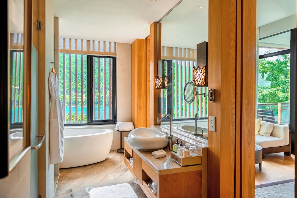 Classic Room, 1 King Bed, Lake View (Forest) - Photo 1