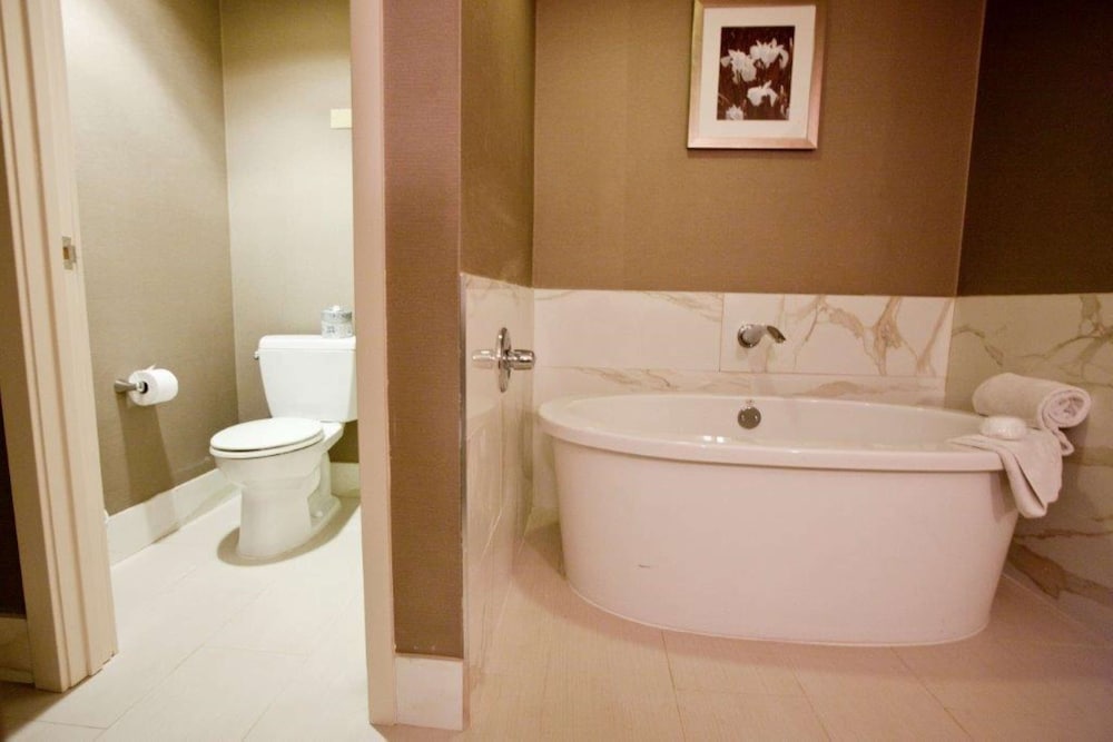 Luxury Suite, 1 King Bed - Photo 6