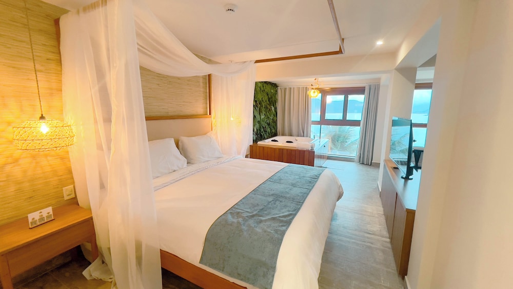 Deluxe Suite, 1 King Bed, Sea Facing