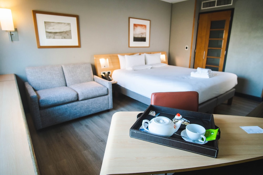 Standard Room, 1 Queen Bed with Sofa bed - Photo 6