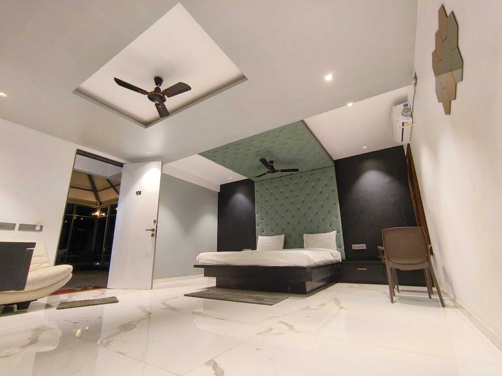 Suite - Photo 1