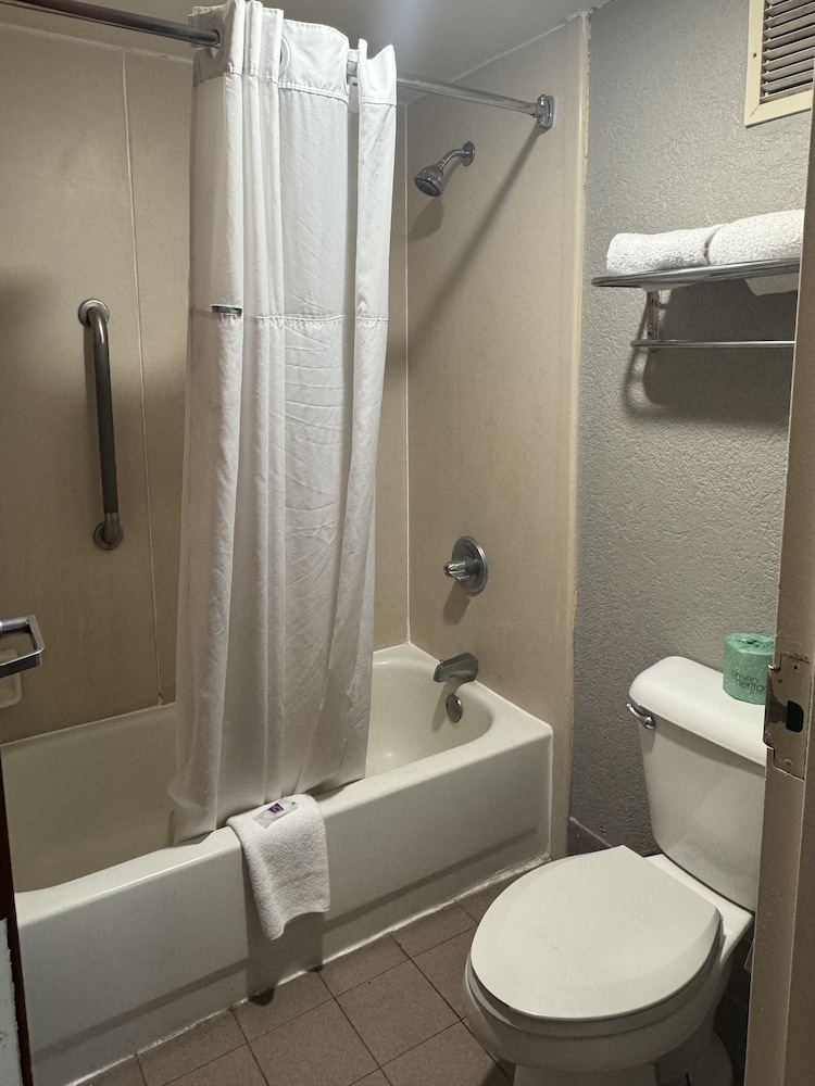 Standard Room, 1 King Bed, Non Smoking, Refrigerator & Microwave - Photo 7
