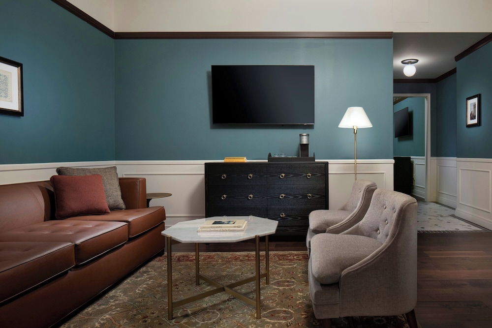 Junior Suite, 1 Bedroom (Mobility/Hearing Access, Roll-in Shwr) photo 3