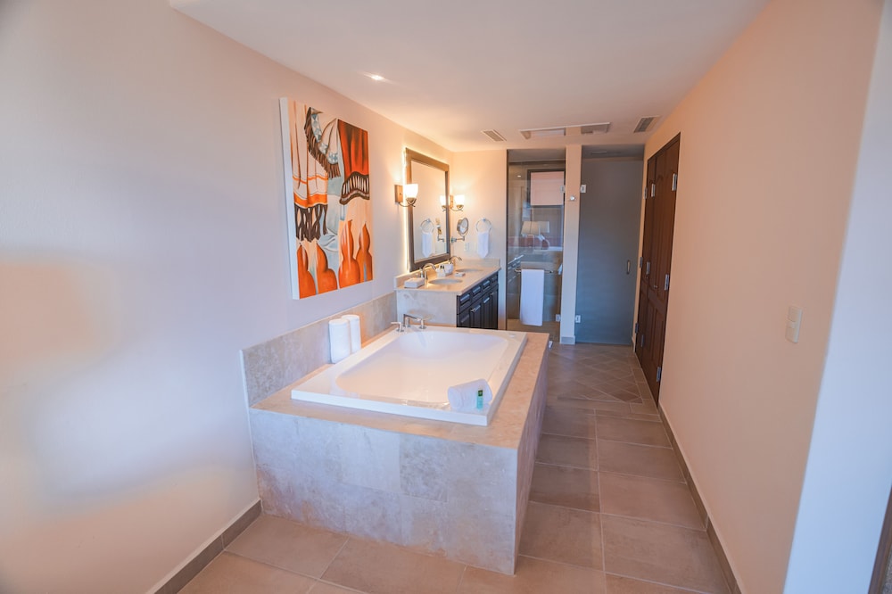 Two Bedroom Penthouse Oceanfront photo 2