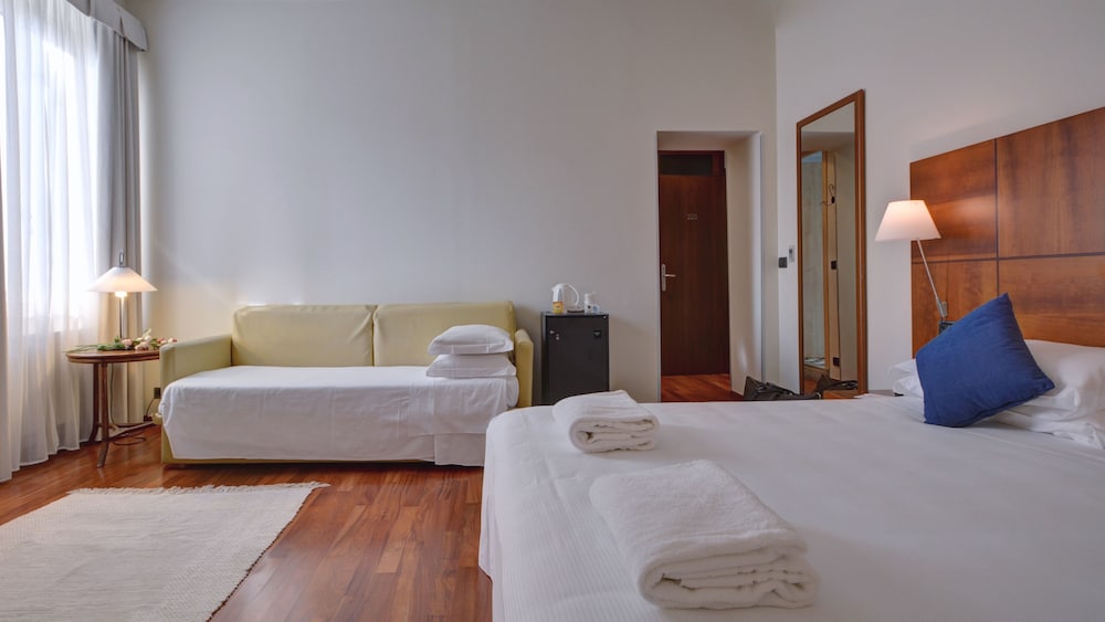 Standard Triple Room, 1 Queen Bed with Sofa bed - Photo 2