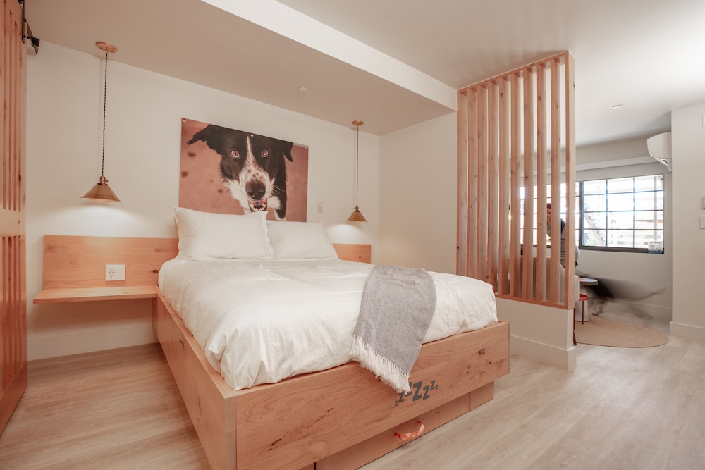 Standard Room, 1 Queen Bed (Standard Queen)