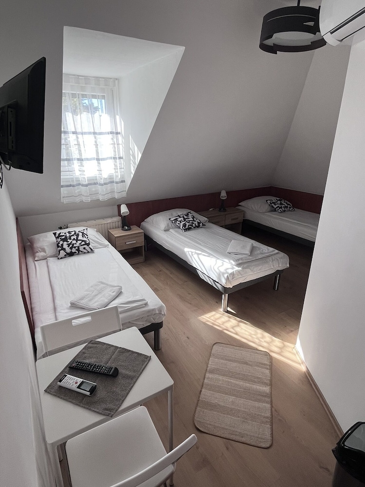 Standard Room, Multiple Beds photo 1