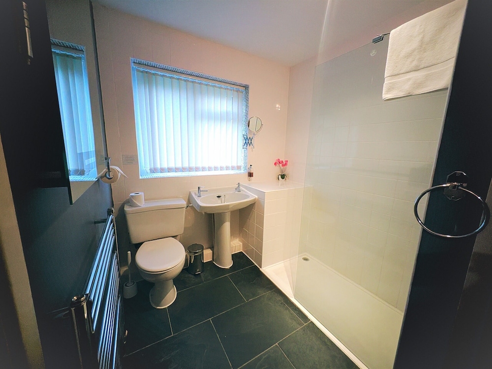 Twin Room, Ensuite - Photo 9