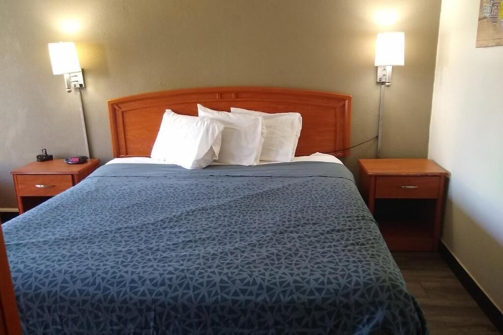 Standard Room, 1 King Bed, Non Smoking photo 2