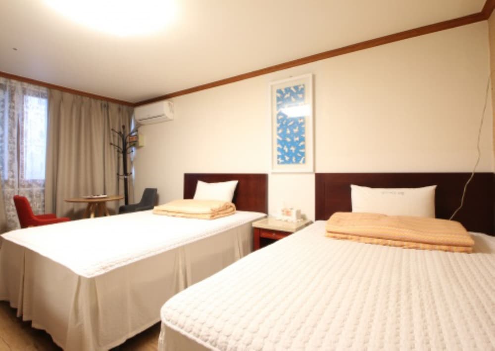 Twin Room - Photo 2