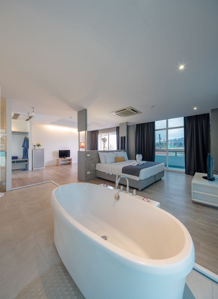 Honeymoon Suite with Balcony - Photo 10