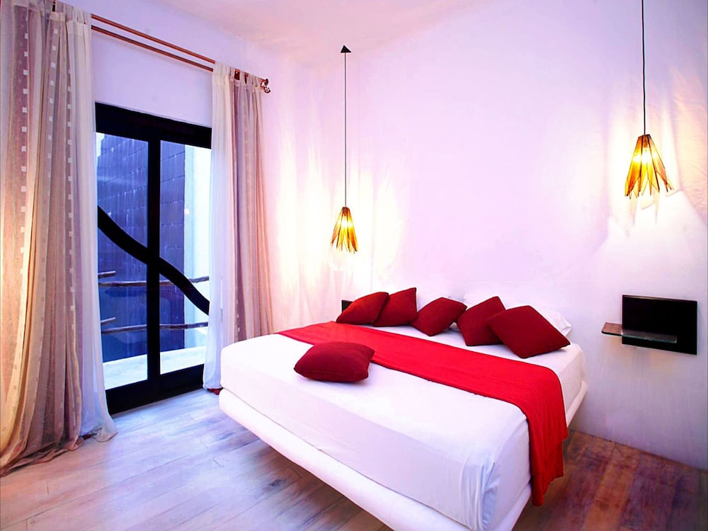 Deluxe Double Room, 1 King Bed, Pool View - Photo 4