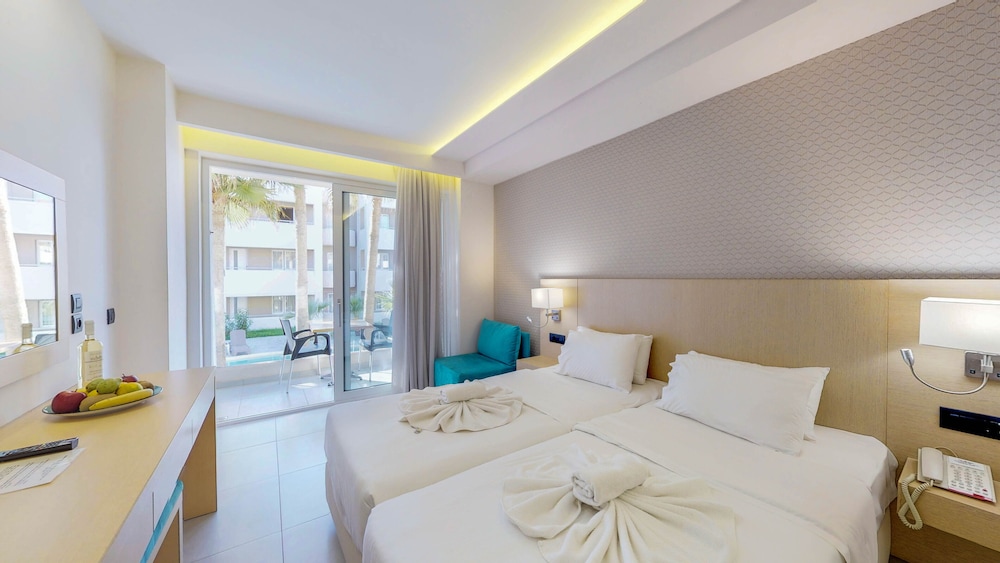 Superior Room, Pool View