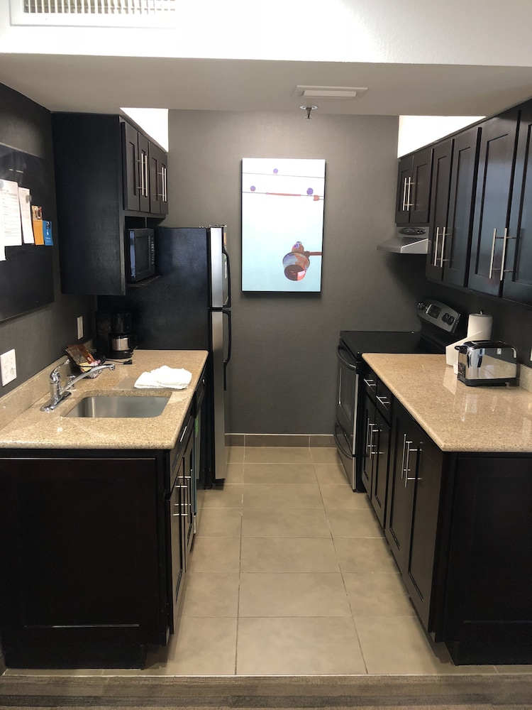 Two Bedroom 1 Queen/2 Doubles Suite - Photo 4