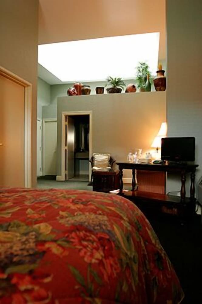 Standard Room, 1 Queen Bed photo 3