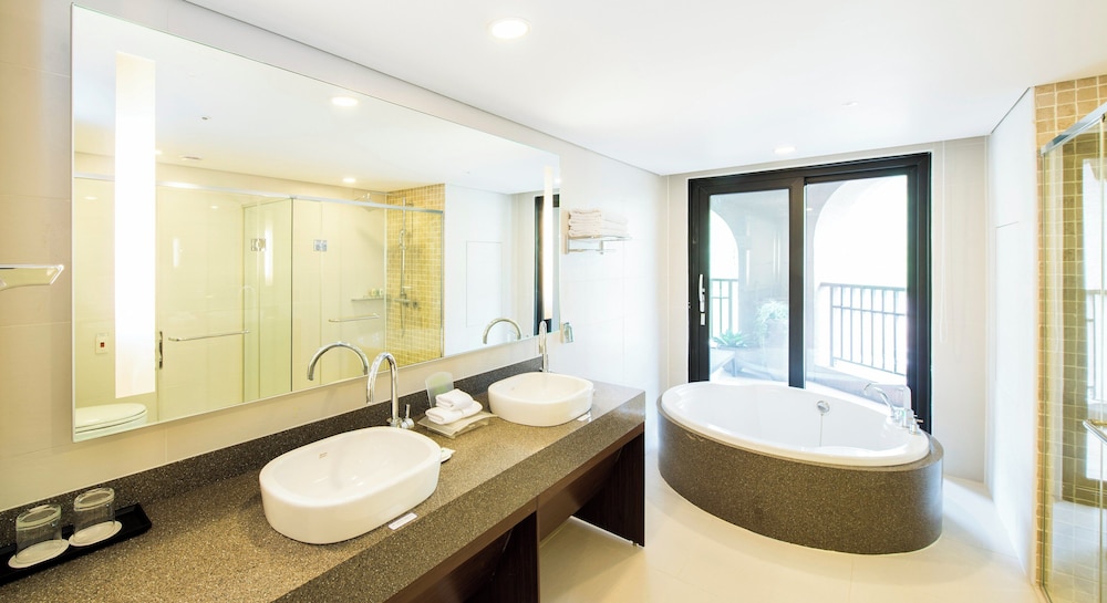 Suite, 1 Queen Bed (Slope View) - Photo 5