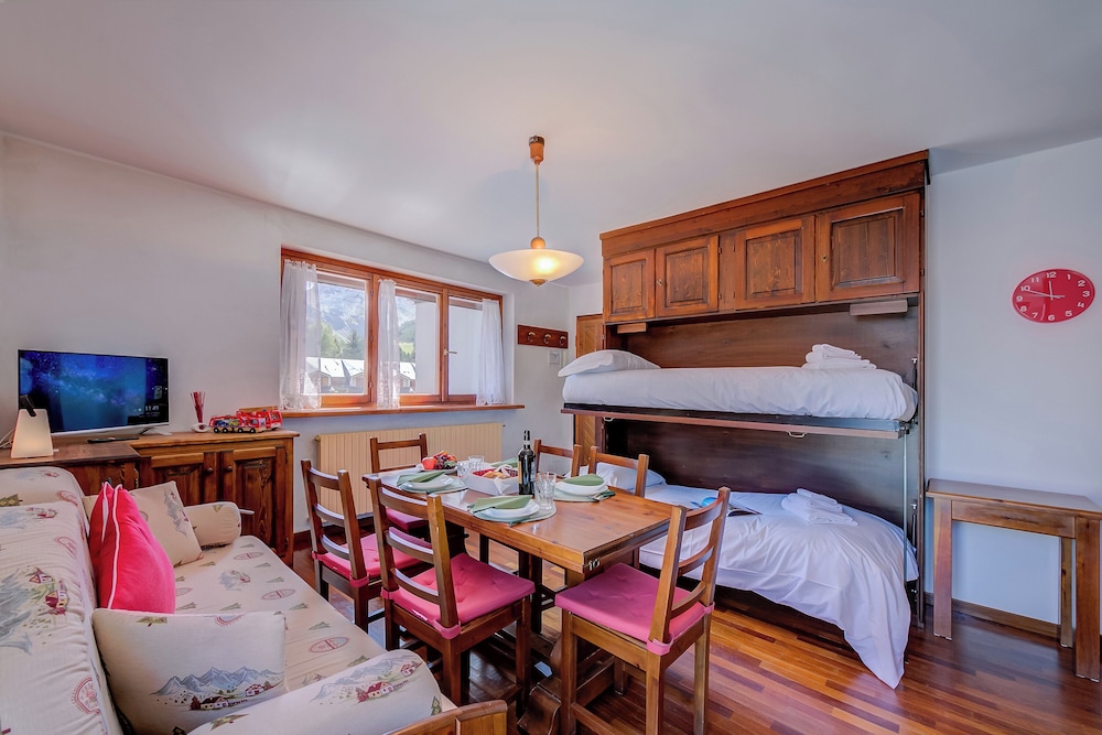 Family Apartment, Multiple Bedrooms (Sestriere Terrace Apt Few Steps From)